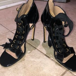 YSL Pumps. It’s in a good condition.